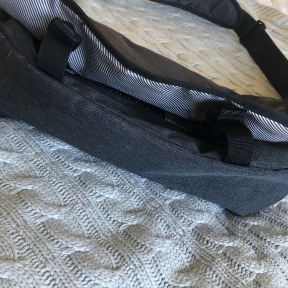 Swiss Gear Crossbody Messenger Bag for laptop/books - Heather grey & black - Picture 6 of 16